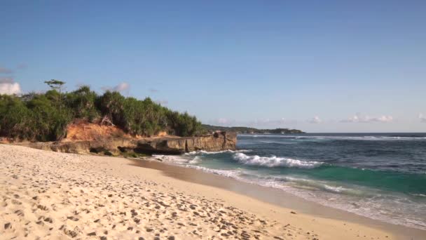사람들이없는 아름다운 해변 그림 같은 석호 — 비디오