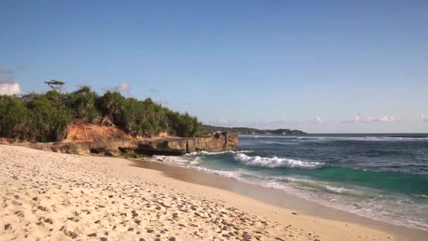 Hermosa playa sin gente pintoresca laguna — Vídeo de stock