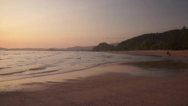 Pláž Ao Nang v provincii Krabi při západu slunce. — Stock video