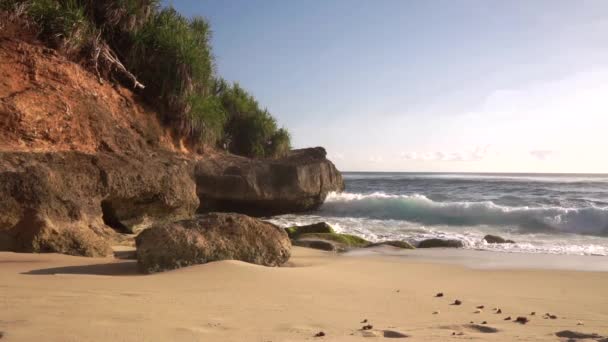 Bella spiaggia senza gente pittoresca laguna — Video Stock