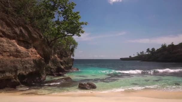 Hermosa laguna rodeada de rocas y arbustos — Vídeo de stock