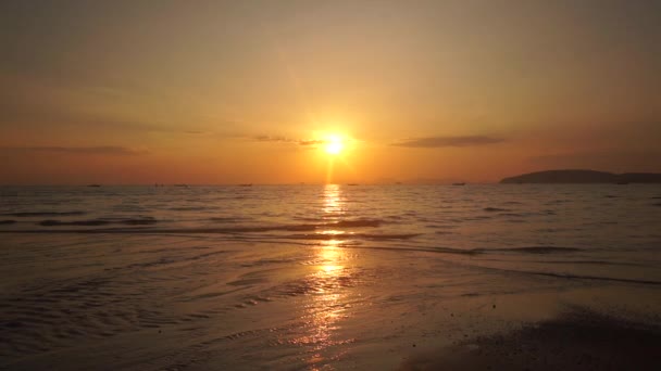 Hermosa puesta de sol naranja brillante sobre el indio — Vídeo de stock