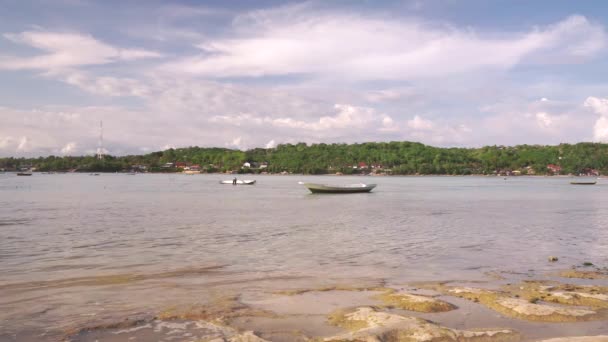 Мелководная река между островами Нуса — стоковое видео