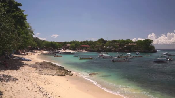 Praia de cogumelo turístico na ilha de Nusa Lembongan — Vídeo de Stock