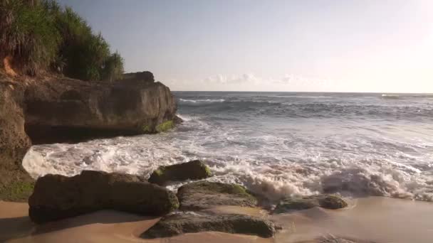 Hermosa playa sin gente pintoresca laguna — Vídeo de stock
