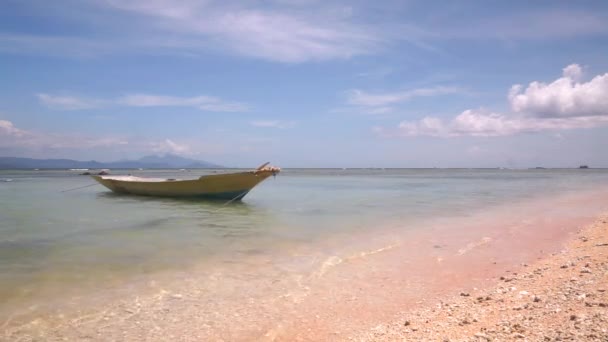 Kleine houten boot bobs op kalme golven — Stockvideo