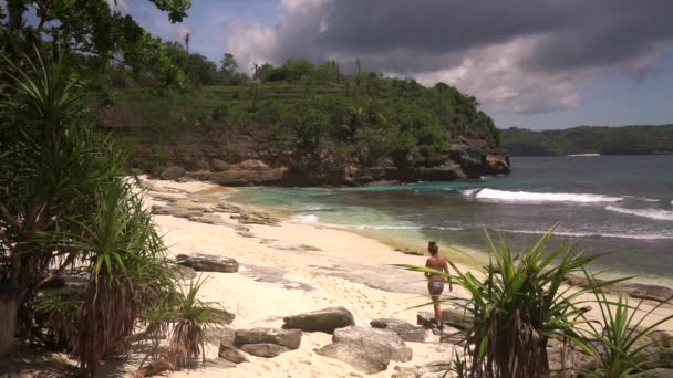 Paradis plage sans personnes dans la lagune secrète — Video