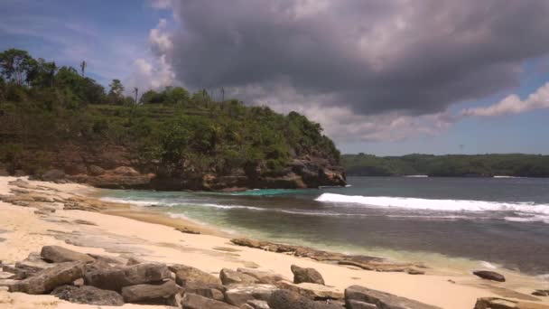 Pantai surga tanpa orang-orang di laguna rahasia — Stok Video