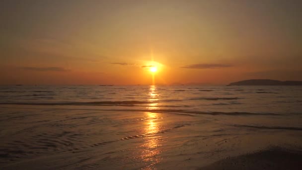 Hermosa puesta de sol naranja brillante sobre el indio — Vídeo de stock