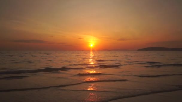 Vackra ljusa orange solnedgång över den indiska — Stockvideo