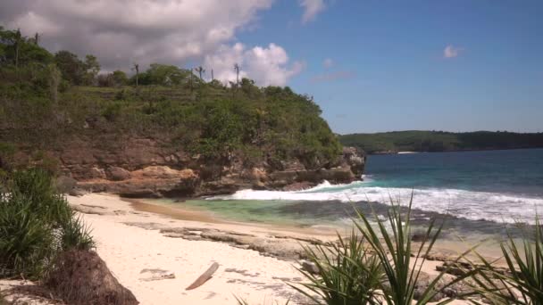 Praia do paraíso sem pessoas em lagoa secreta — Vídeo de Stock