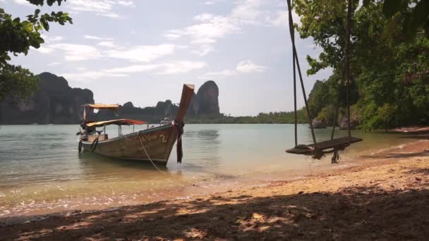 Μεγάλη βάρκα με ουρά κοντά στην αμμώδη παραλία με Swing. — Αρχείο Βίντεο