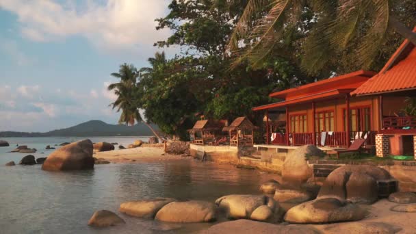 Casa acolhedora na praia pitoresca ao pôr do sol — Vídeo de Stock