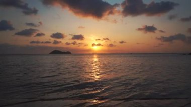 Su üzerinde renkli ve parlak güzel gün batımı