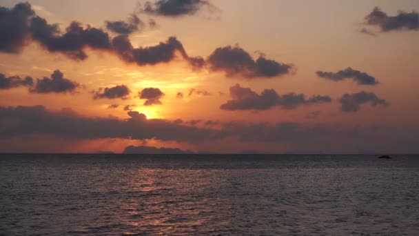 Kleurrijke en heldere prachtige zonsondergang over het water — Stockvideo