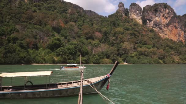 Bateau à longue queue balançant sur les vagues calmes de la mer d'Andaman — Video