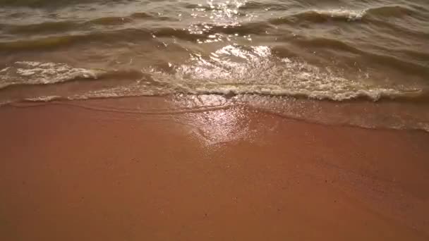 Ondas de mar transparentes que corren hacia la orilla arenosa . — Vídeos de Stock