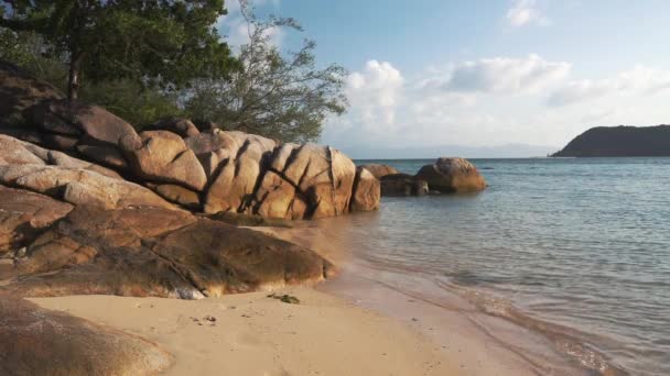 Ligne de plage pittoresque en soirée au coucher du soleil — Video