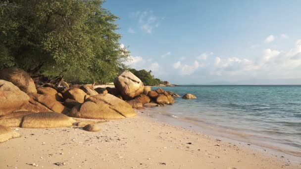 Ligne de plage pittoresque en soirée au coucher du soleil — Video