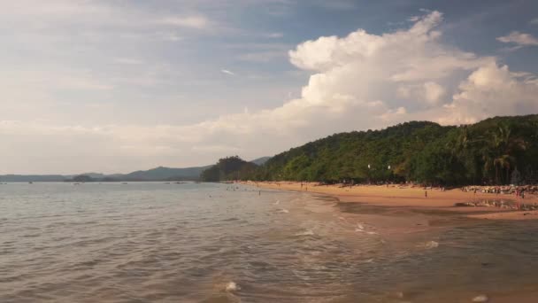 Turisté se na dlouhé pláži Ao-Nang při západu slunce uvolní — Stock video