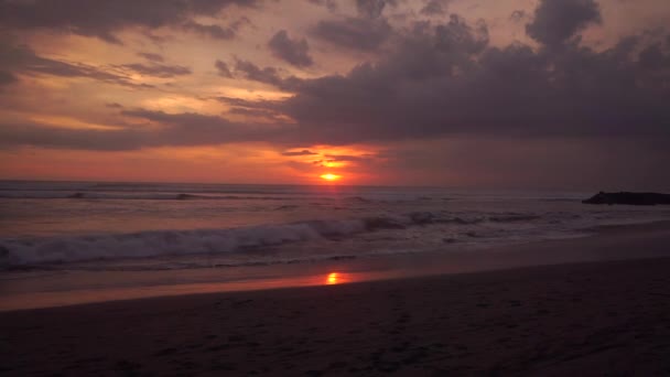 Kleurrijke en heldere prachtige zonsondergang over het water — Stockvideo