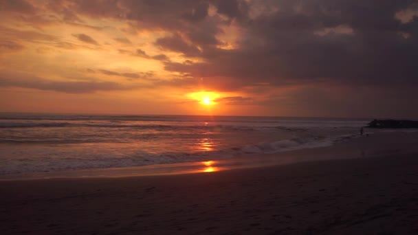 Kleurrijke en heldere prachtige zonsondergang over het water — Stockvideo