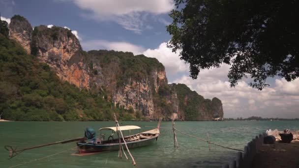 Andaman Denizi 'nin sakin dalgalarında uzun kuyruk teknesi salıncak — Stok video