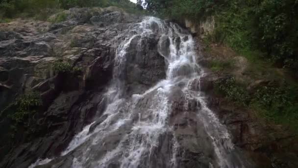 Cascade waterfall in picturesque jungle rainforest — Stock Video