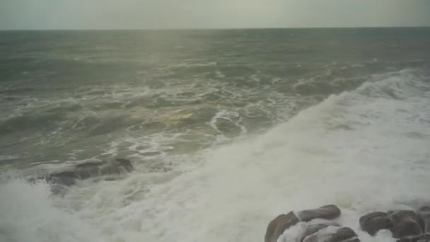 Grandes vagues de tempête s'écrasant sur les rochers au ralenti