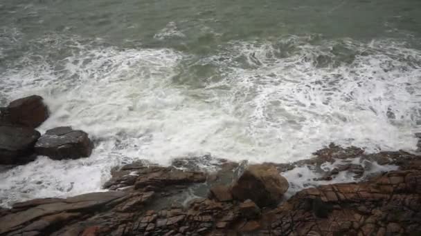 Grote stormgolven die neerstorten op rotsen in slow motion — Stockvideo