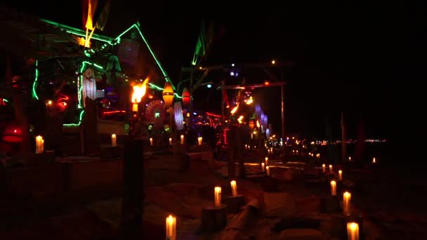 Bar de plage vide la nuit avec projecteurs torches — Video
