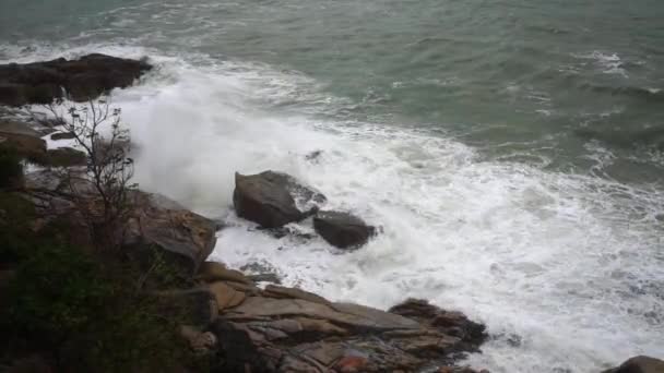 Grandes olas de tormenta cayendo sobre rocas en cámara lenta — Vídeos de Stock