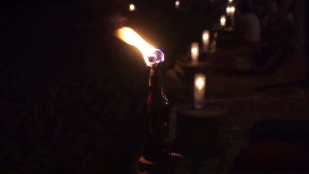 火焰从装饰酒瓶手电筒中燃烧出来 — 图库视频影像