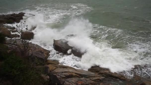 Velké bouřkové vlny narážející zpomaleným pohybem na skály — Stock video