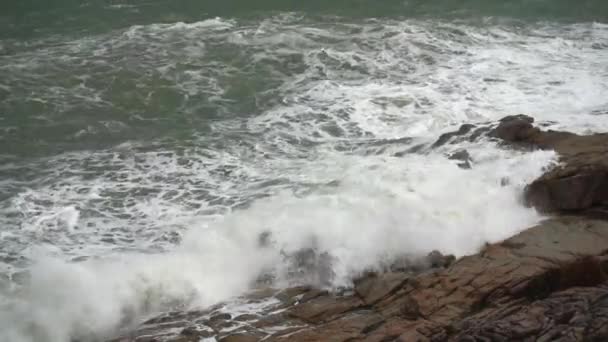 Grote stormgolven die neerstorten op rotsen in slow motion — Stockvideo