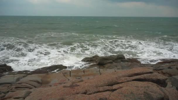 Grandes olas de tormenta cayendo sobre rocas en cámara lenta — Vídeos de Stock