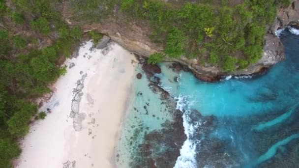 Onde oceaniche lavano la riva della spiaggia deserta — Video Stock