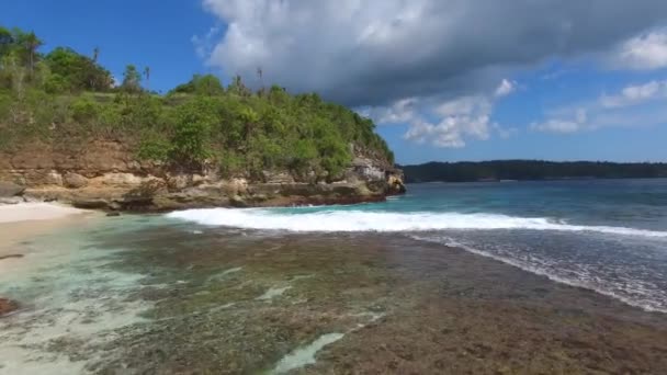 Opuszczona tropikalna plaża i turkusowy Ocean — Wideo stockowe