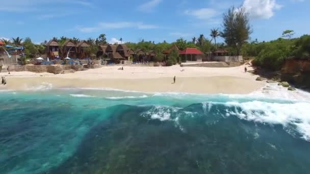 Voando rápido sobre a água e bela Dream Beach — Vídeo de Stock