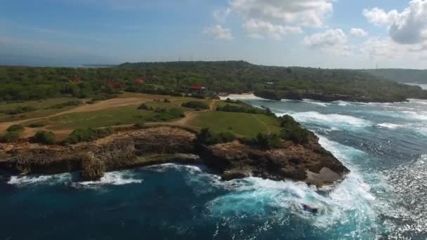 Fliegen um Klippe mit Gras, Wegen und Büschen — Stockvideo