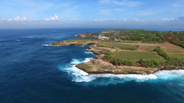 Cliff Peninsula täckt med gräs och stigar — Stockvideo