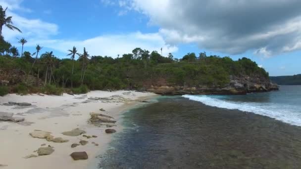 Praia tropical deserta e oceano azul-turquesa — Vídeo de Stock