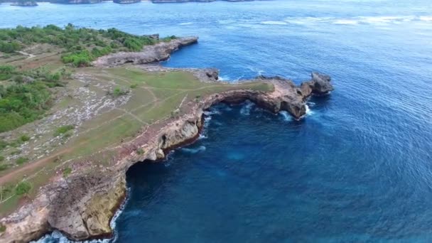 Rocky ledges with green vegetation, houses, paths — Stock Video