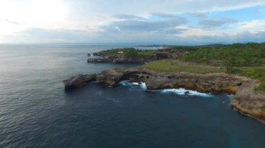 Yeşil bitki örtüsü, evler, yollar ile kayalık çıkıntılar