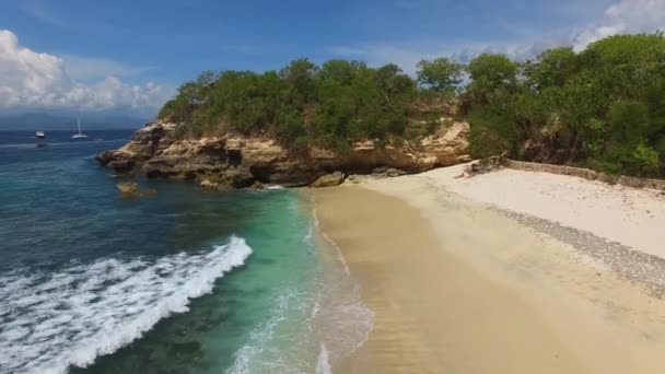 Letí přes opuštěnou pláž k malému útesu — Stock video