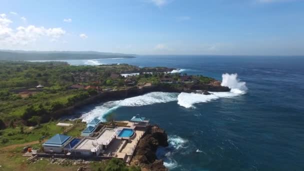 Côte rocheuse avec villas et maisons de luxe — Video