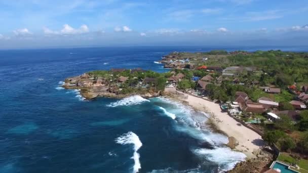 熱帯の島の海岸の空のビーチの上を飛ぶ — ストック動画