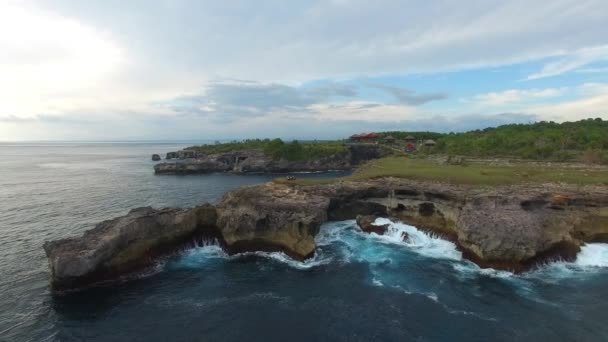 Rocky ledges with green vegetation, houses, paths — Stock Video