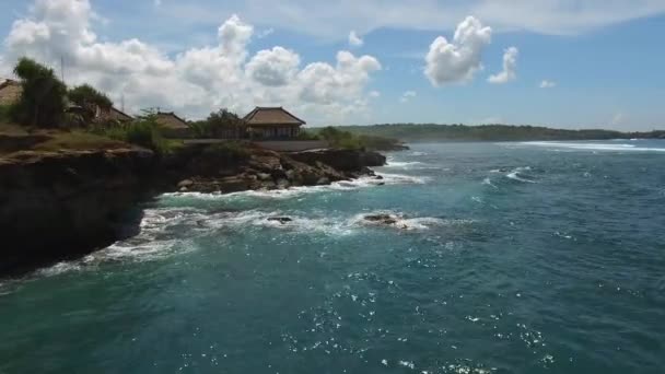 Tropik adanın kayalık kıyıları boyunca uçan — Stok video
