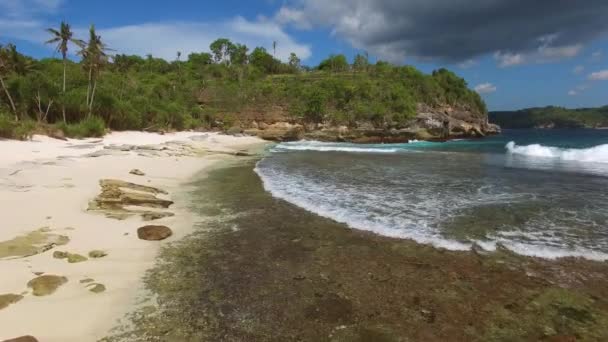 Einsamer tropischer Strand und türkisfarbener Ozean — Stockvideo